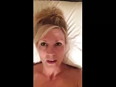 La ragazza con la porcone italiane amatoriali gonna rosa Masturbazione