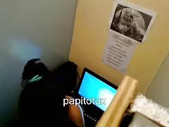 Un amico ha chiamato un vicino per l'intrattenimento video puttane amatoriali pubblico