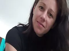 Bruna sexy nuda troiette amatoriali davanti all'operatore